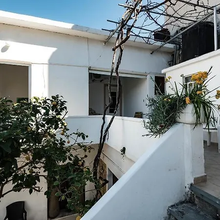 Hébergement de vacances Stone House With Sea View Next To *